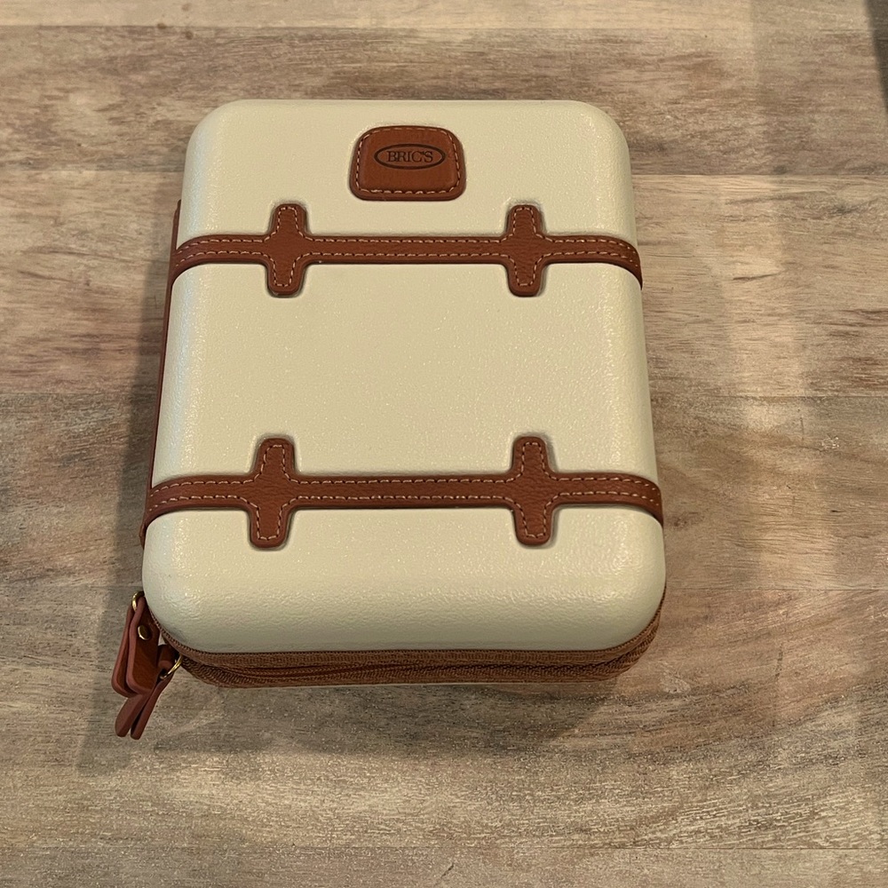 Bric’s earth tone brown amenity kit